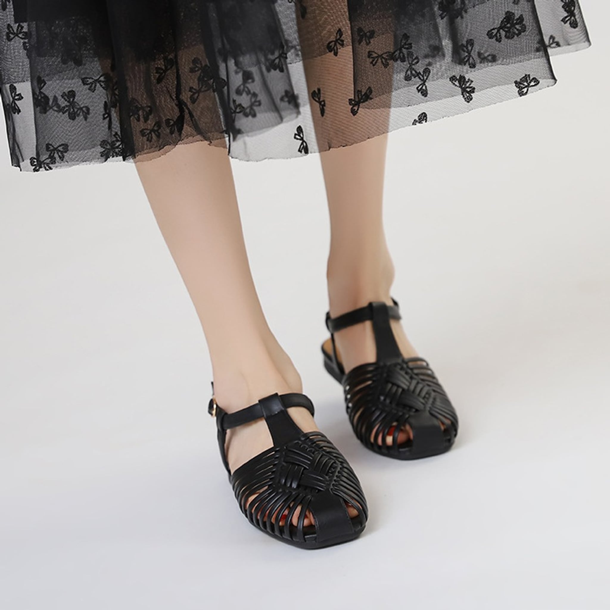 Élise Roman Closed Toe Flat Sandals