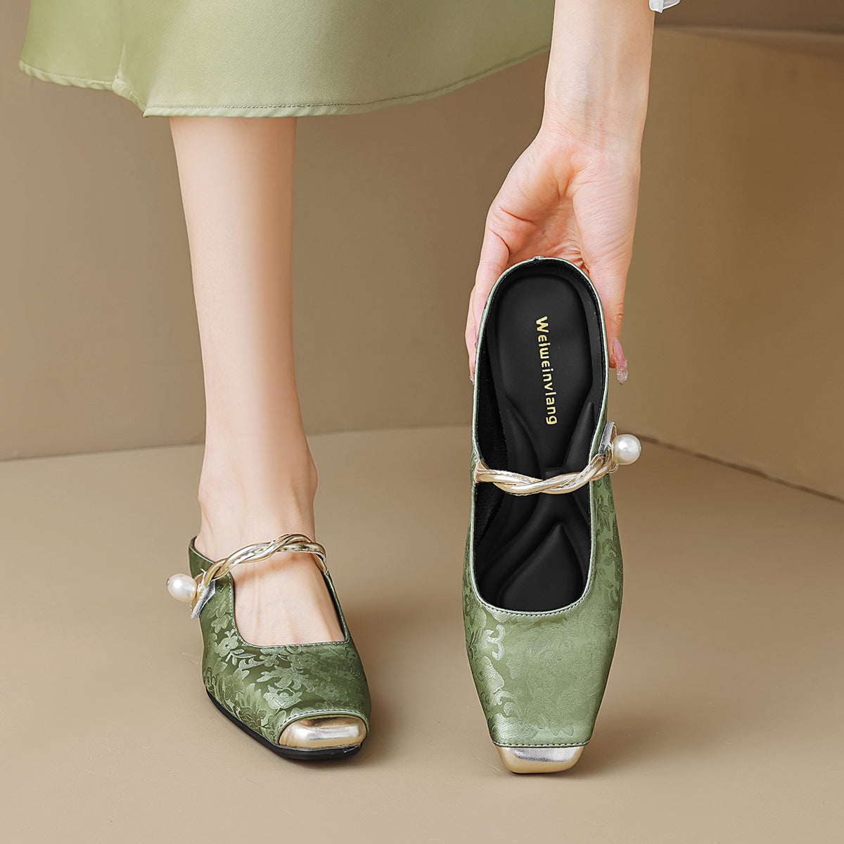 Élise Fleur-de-lis Mary Jane Embroidered Flats