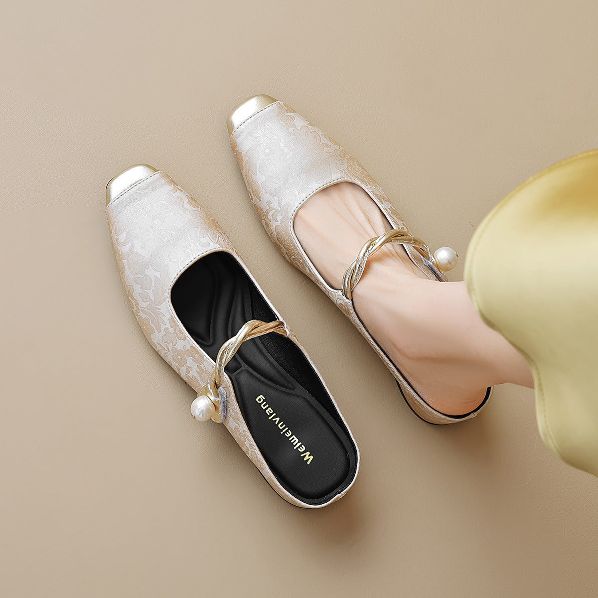 Élise Fleur-de-lis Mary Jane Embroidered Flats