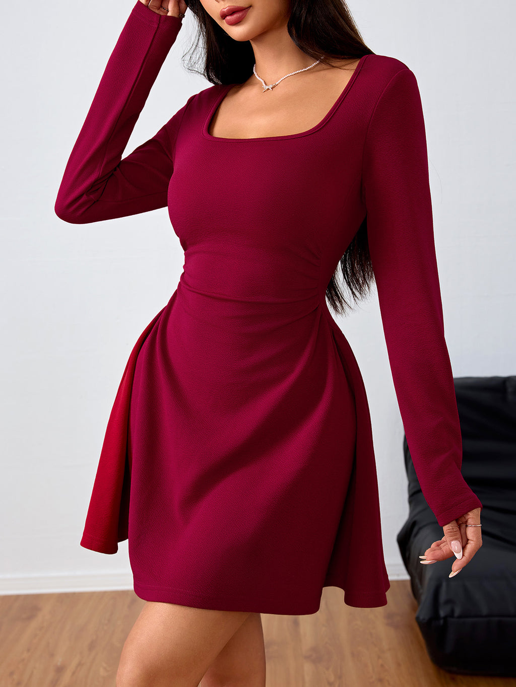 Léa Elegant Square Neck Long Sleeve Mini Dress
